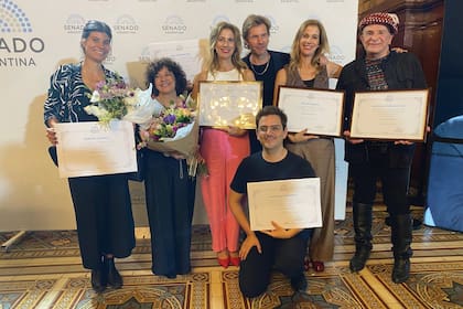 El elenco de Lo que el río hace, Débora Zanolli, Mónica Raiola, María, William Prociuk, Paula y Mariano Saborido (en el piso), junto a Antonio Tarragó Ros, autor de la música de la obra, que se puede ver en el teatro Astros.