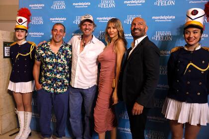 El elenco de Los 39 escalones: Maxi de la Cruz, Facundo Arana, Guillermina Valdés y Fredy Villarreal