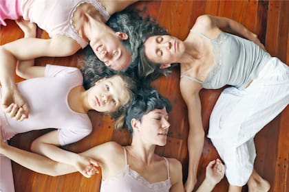 El elenco de Piso 9 y Ema en la obra Hija. “Trabajar con un grupo, que además son amigas, me ayudó a estar acompañada y contenida en todo el proceso creativo.”, agradece Lucía Meira.