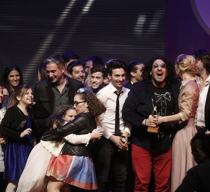 El elenco de Shrek a puro festejo cuando se consagró como Mejor musical de la temporada 2014/2015
