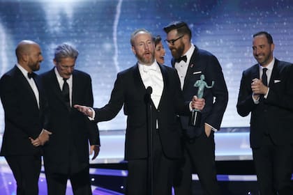 El elenco de Veep, con la ausencia de Julia Louis-Dreyfus, recibiendo su premio