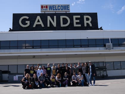 El elenco del musical Come From Away en el aeropuerto de Gander, en Canadá, el pueblo donde tuvo lugar la historia original