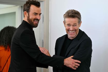 El elenco del regreso del clásico de Tim Burton en un nuevo film se mostró muy unido y divertido durante la velada. En la foto, Willem Dafoe y Justin Theroux posan para los flashes, aunque no pueden evitar las risas