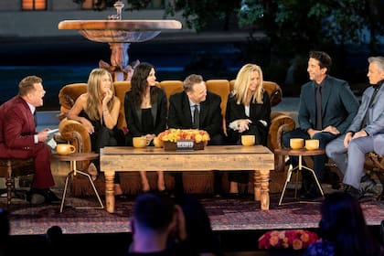 El elenco en el sillón naranja del Central Perk, entrevistados por James Corden en el especial Friends: The Reunion, que se estrenó hoy en los Estados Unidos y se verá a partir del 29 de junio en la Argentina
