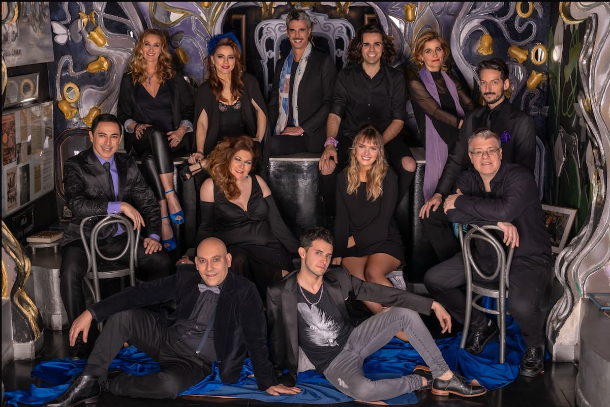 El elenco en la exiglesia de la calle Sáenz Peña que ambientó Bergara Leumann