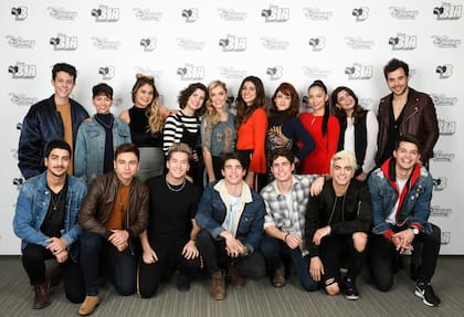 Rodrigo (segundo abajo de derecha a izquierda) junto al elenco de Bia