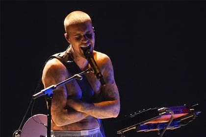 El elenco principal del show está compuesto por figuras de renombre internacional, como Justin Bieber, Madonna, Shakira, BTS y Coldplay