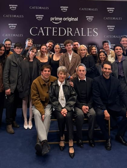 El elenco reúne a reconocidos actores chilenos y personajes interpretados en distintas etapas de sus vidas