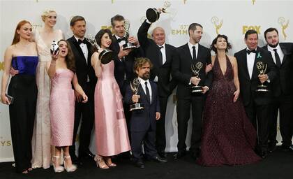 El elenco y el equipo creativo de Game of Thrones luego de recibir el premio más importante de la noche