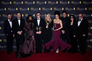 El elenco y los productores de Una batalla tras otra rodean a su director, Paul Thomas Anderson, el gran ganador de la ceremonia de los premios británicos