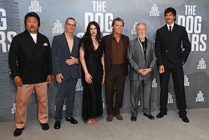 El elenco y su director: Benedict Wong, Guy Pearce, Margaret Qualley, Josh Brolin, Sir Ridley Scott and Jacob Elordi en la premiere en Londres