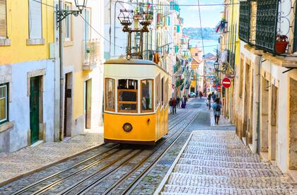 El Elevador da Glória es el funicular que se descarriló y chocó contra un edificio