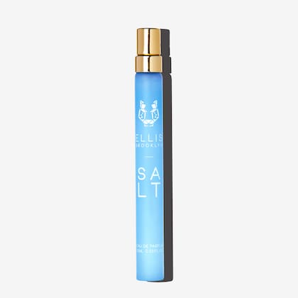 El Ellis Brooklyn Salt eau de parfum combina las notas saladas del ámbar gris vegano con una esencia floral