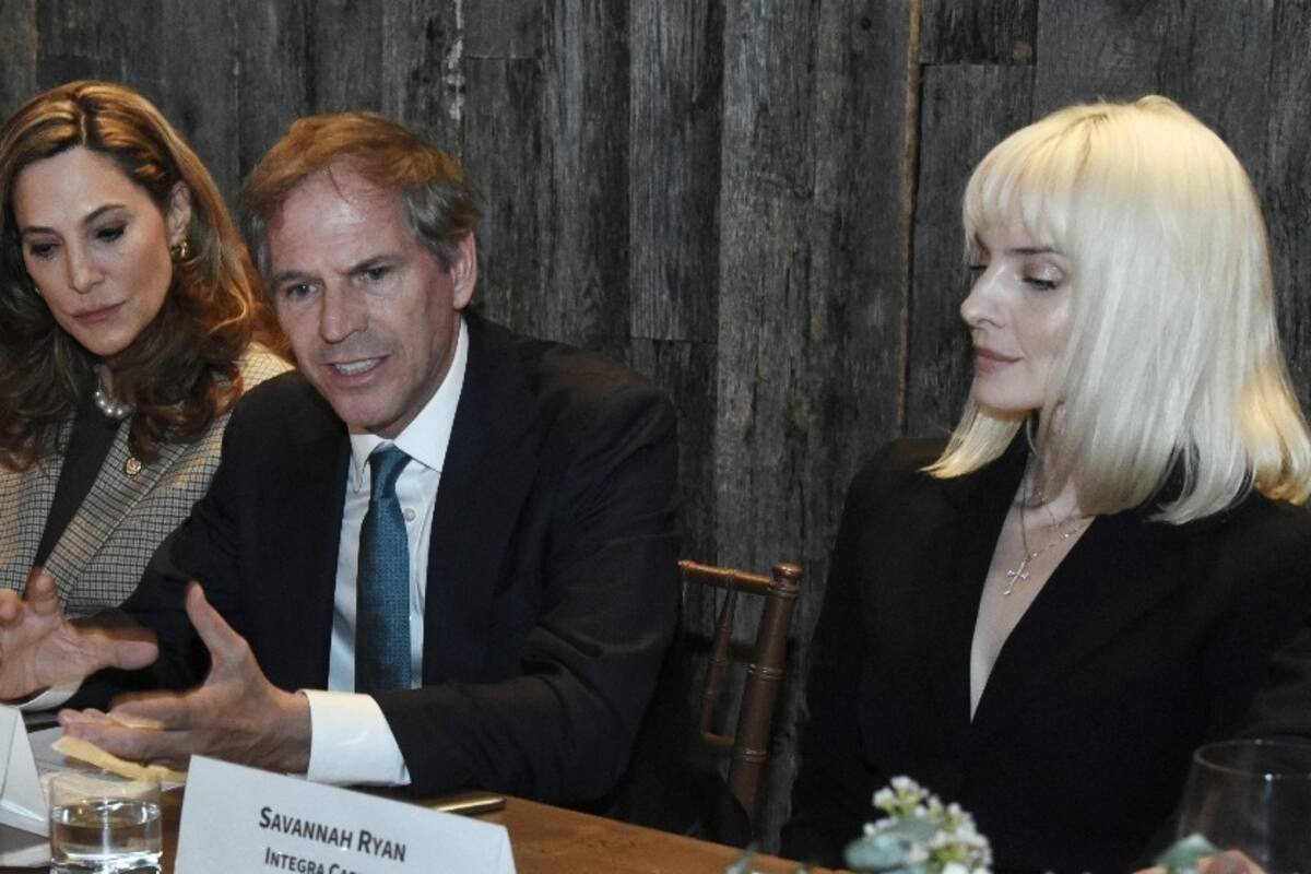 El embajador Alec Oxenford con congresistas y empresarios en la cena organizada por el Business Council for International Understanding (BCIU)