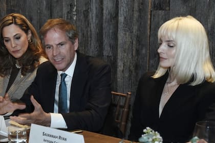 El embajador Alec Oxenford con congresistas y empresarios en la cena organizada por el Business Council for International Understanding (BCIU)