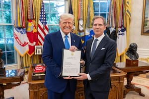 El embajador Alec Oxenford junto al presidente de Estados Unidos, Donald Trump, en el Salón Oval de la Casa Blanca.