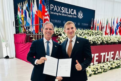 El embajador argentino, Alec Oxenford, y el subsecretario de Estado para Asuntos Económicos norteamericano, Jacob Helberg, en la cumbre de Pax Silica en Washington.