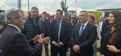 El embajador argentino ante Bulgaria, Alejandro Zothner Meyer (izquierda) junto al entonces Ministro de Agricultura búlgaro, Georgi Tahov (derecha); Enrique Bertini, entonces presidente de Cafma y; Elio del Re, actual presidente de Adimra