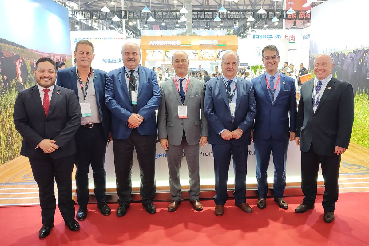 El embajador argentino en China, Marcelo Suárez Salvia; el cónsul general en Shanghái, Luciano Clement, y el agregado agrícola, Hernán Viola, junto con Mario Ravettino, presidente del Consorcio ABC y Daniel Urcia, de Fifra