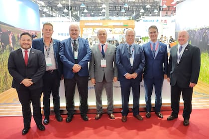 El embajador argentino en China, Marcelo Suárez Salvia; el cónsul general en Shanghái, Luciano Clement, y el agregado agrícola, Hernán Viola, junto con Mario Ravettino, presidente del Consorcio ABC y Daniel Urcia, de Fifra