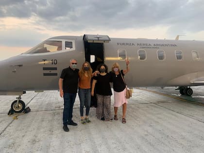 El embajador argentino en Cuba con la ministra de Salud, Carla Vizzotti