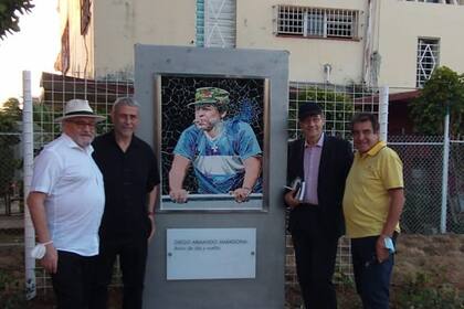 El embajador argentino en Cuba, Luis Alfredo Ilarregui; el ministro de Desarrollo Territorial y Hábitat, Jorge Ferraresi; el secretario general de ATE, Hugo Godoy, y el periodista Víctor Hugo Morales, en La Habana, con un mural de homenaje a Maradona