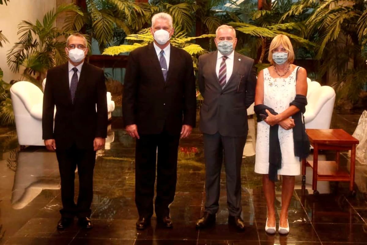 El embajador argentino en Cuba, Luis Ilarregui, junto al presidente de Cuba, Miguel Díaz Canel