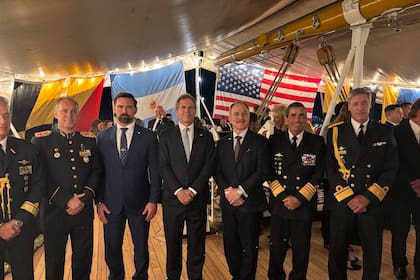 El embajador argentino en Estados Unidos, Alec Oxenford, junto al embajador norteamericano para la Argentina designado por Donald Trump, Peter Lamelas, y el senior director para Asuntos del Hemisferio Occidental del Consejo de Seguridad Nacional norteamericano, Michael Jensen, en la Fragata Libertad, en Baltimore.