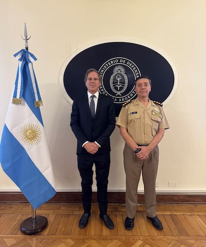 El embajador argentino en Washington, Alec Oxenford, y el ministro de Defensa, teniente general Carlos Alberto Presti