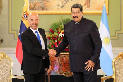 El embajador argentino Oscar Laborde, al presentar sus cartas credenciales ante Nicolás Maduro, en Venezuela