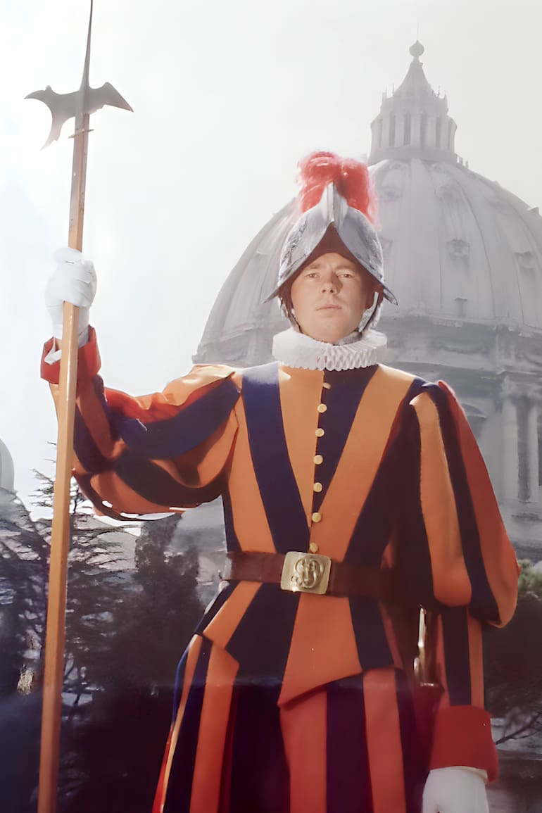 El embajador Bortis como guardia suizo
