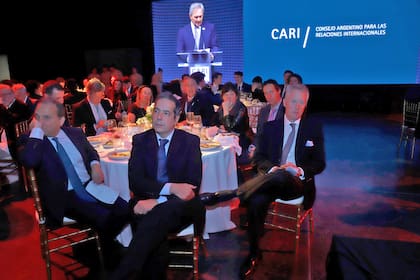 El embajador británico David Cairns (primero desde la derecha) escucha al canciller Pablo Quirno, el lunes, en la reunión del CARI