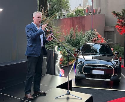 El embajador británico en la Argentina David Cairns en la presentación del MINI Aceman