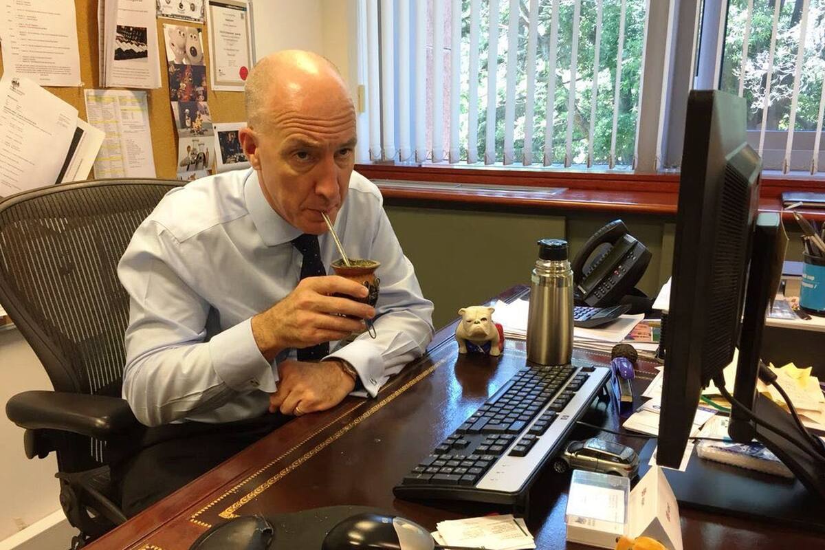 El embajador británico Mark Kent