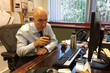 El embajador británico Mark Kent