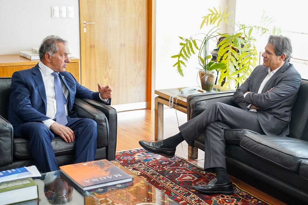 El embajador Daniel Scioli y el ministro de Economía de Brasil, Fernando Haddad, en su reciente encuentro en Brasilia