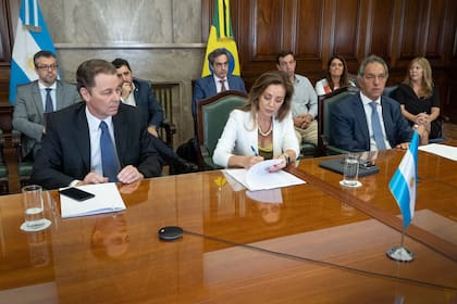 El Embajador de Brasil en la Argentina, Reinaldo José de Almeida Salgado, la secretaria de Energía de la Argentina, Flavia Royon, y el embajador argentino en Brasil, Daniel Scioli, en la firma del acuerdo