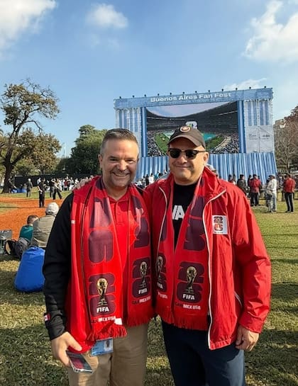 El embajador de Canadá, Stewart Wheeler, junto al consejero politico, Jonathan Sauvé en el Fan Fest. "Canadá espera al mundo con los brazos abiertos para celebrar una Copa Mundial histórica, una oportunidad única para mostrar quiénes somos: una sociedad abierta, diversa y profundamente apasionada por el deporte. En Toronto y Vancouver, el fútbol será un lenguaje común para celebrar la inclusión, la convivencia entre pueblos y el entusiasmo compartido por el juego", comentaron a LA NACION
