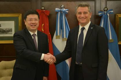 El embajador de China en la Argentina, Zou Ziaoli, y el secretario de Agroindustria, Luis Miguel Etchevehere