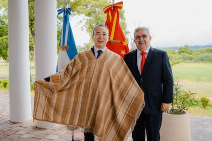 El embajador de China, Wang Wei, junto al gobernador de Catamarca, Raúl Jalil
