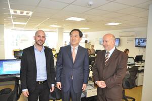 El embajador de China, Yang Wanming, en una visita a la agencia Télam, en noviembre de 2014, donde se reunió con el fallecido periodista Horacio Raña, y con el gerente del Área de Periodismo, Fabián Rodríguez