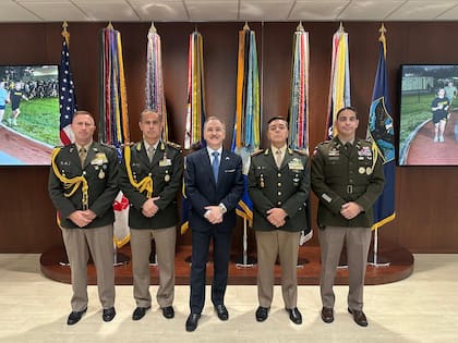 El embajador de Estados Unidos, Peter Lamelas, con el ministro Carlos Presti y autoridades del Ministerio de Defensa, en el encuentro organizado por el Comando Sur del país norteamericano en Miami, en marzo pasado