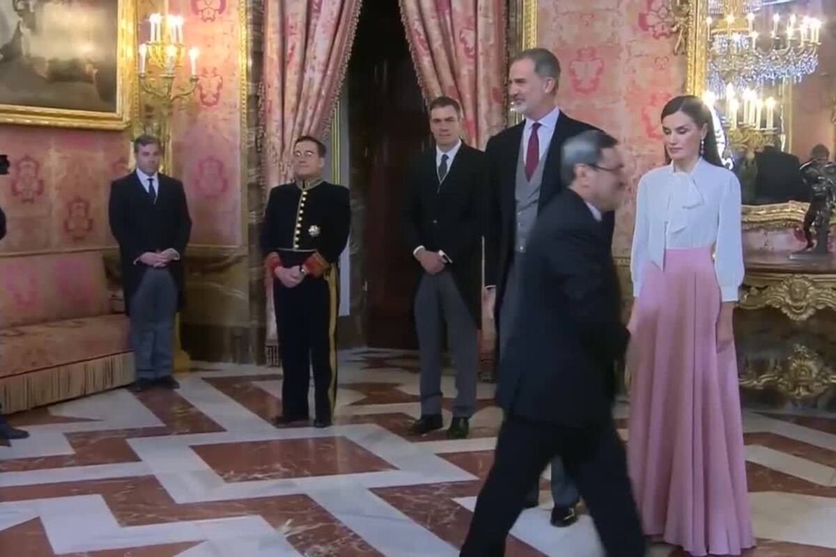 El embajador de Irán no le da la mano a la Reina Letizia