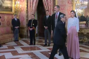 El embajador de Irán no le da la mano a la Reina Letizia