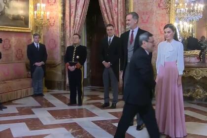 El embajador de Irán no le da la mano a la Reina Letizia