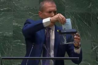 El contundente gesto del embajador de Israel ante la ONU antes de una votación a favor de los palestinos