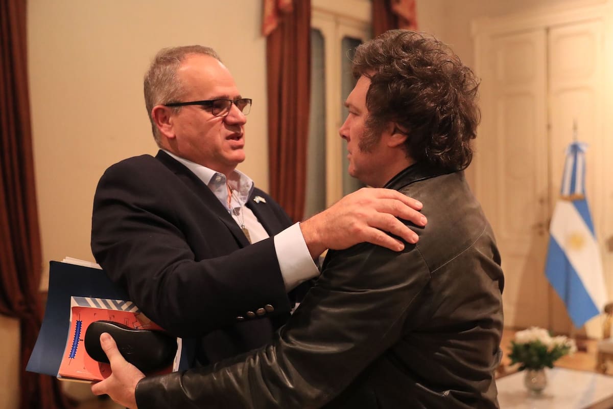 El embajador de Israel en Buenos Aires, Eyal Sela, junto al presidente Javier Milei, en la Casa Rosada, tras el ataque de Irán