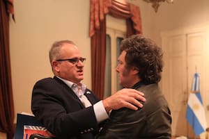 El embajador de Israel en Buenos Aires, Eyal Sela, junto al presidente Javier Milei, en la Casa Rosada, tras el ataque de Irán, en abril pasado