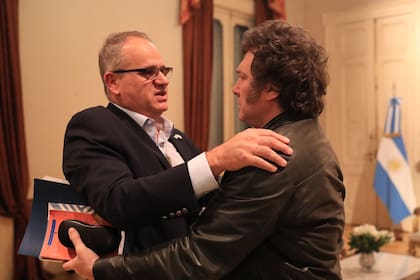 El embajador de Israel en Buenos Aires, Eyal Sela, junto al presidente Javier Milei, en la Casa Rosada, tras el ataque de Irán