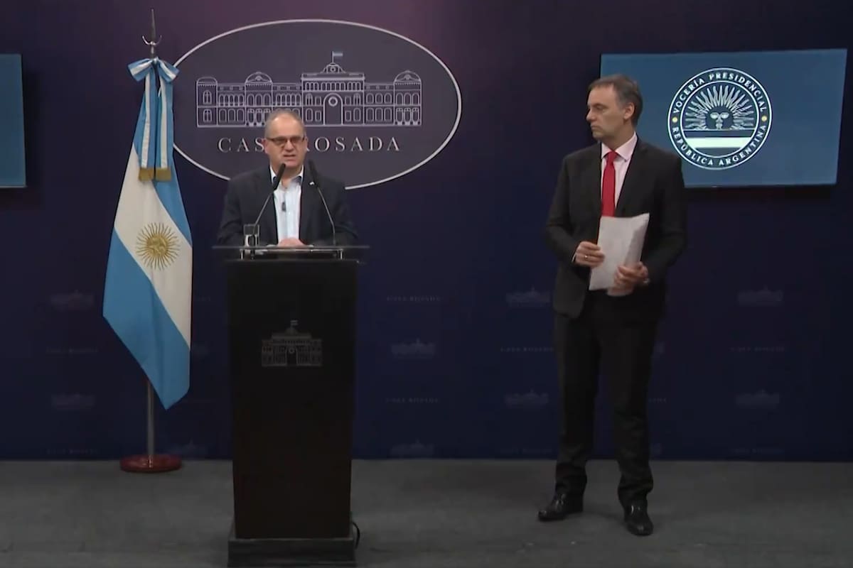 El embajador de Israel Eyal Sela junto al vocero de la presidencia Manuel Adorni